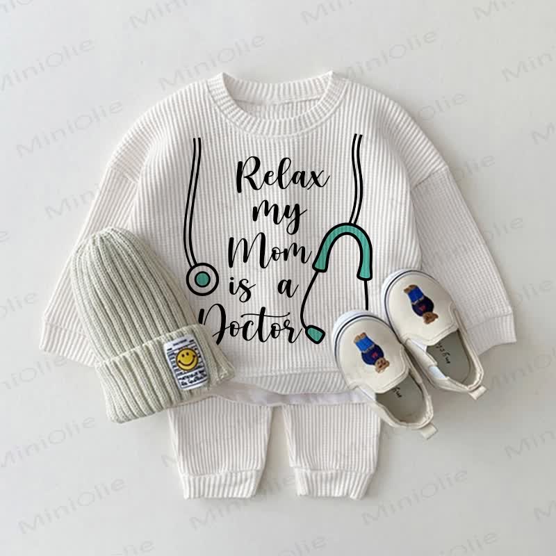 RELAX MY MOM IS A DOCTOR Baby Waffel Sweatshirt , weiß, 2-teiliges Set - Weiß - 18-24M - image 1
