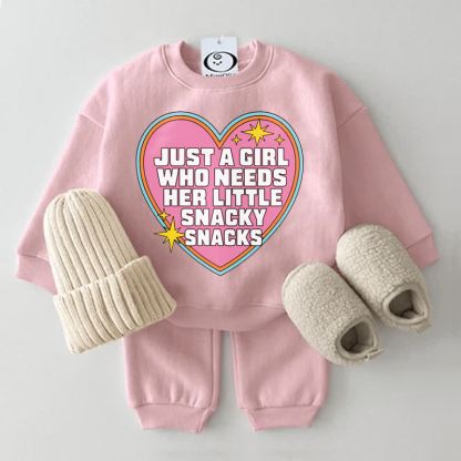 JUST A GIRL WHO NEEDS HER LITTLE SNACKY SNACKS Rosa Baby Sweatshirt -teiliges Set - Rosa - 2-3J - image 1