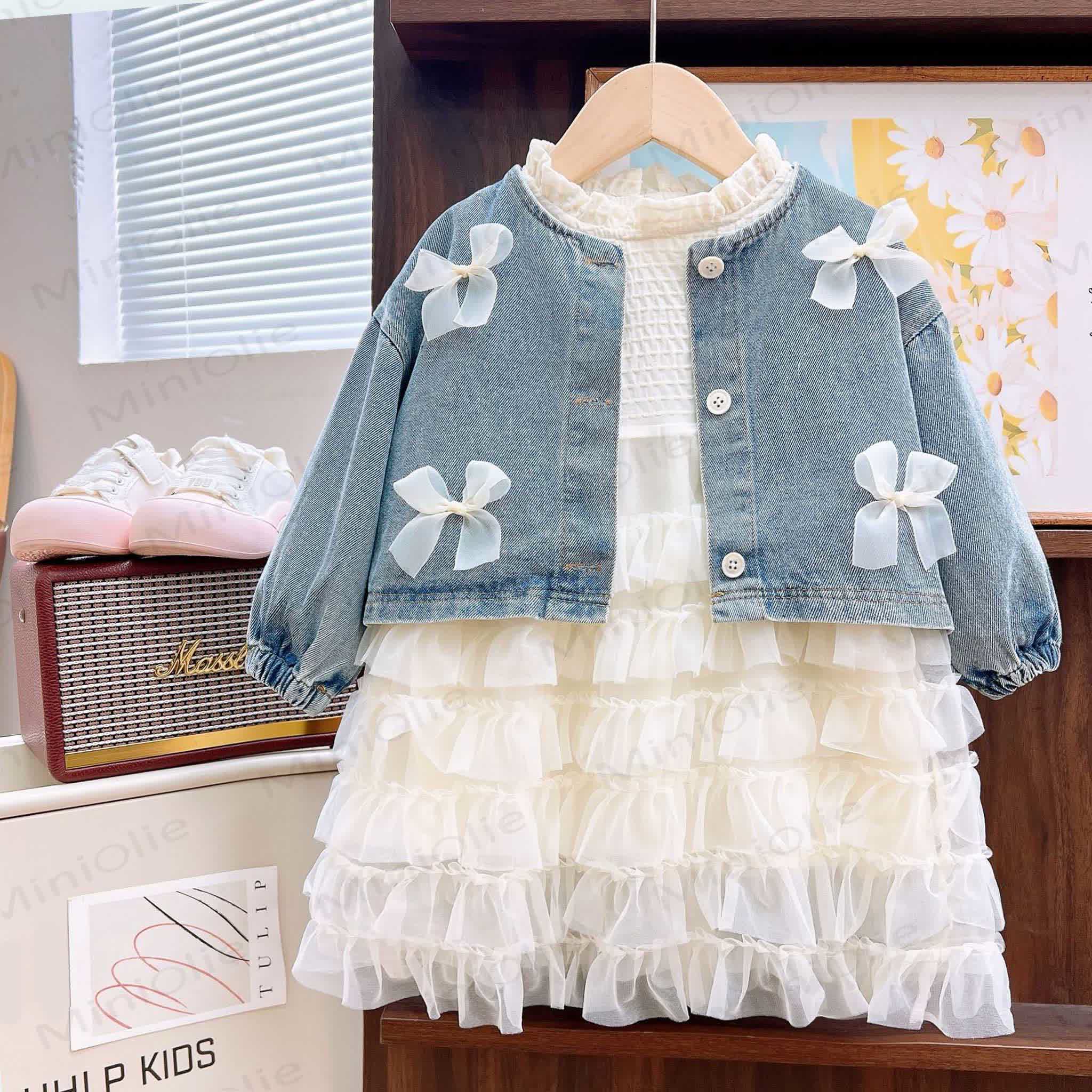 Set aus Jeansjacke und Kleid mit Schleife für Kleinkinder - Blau & Weiß - 8-9J - image 1
