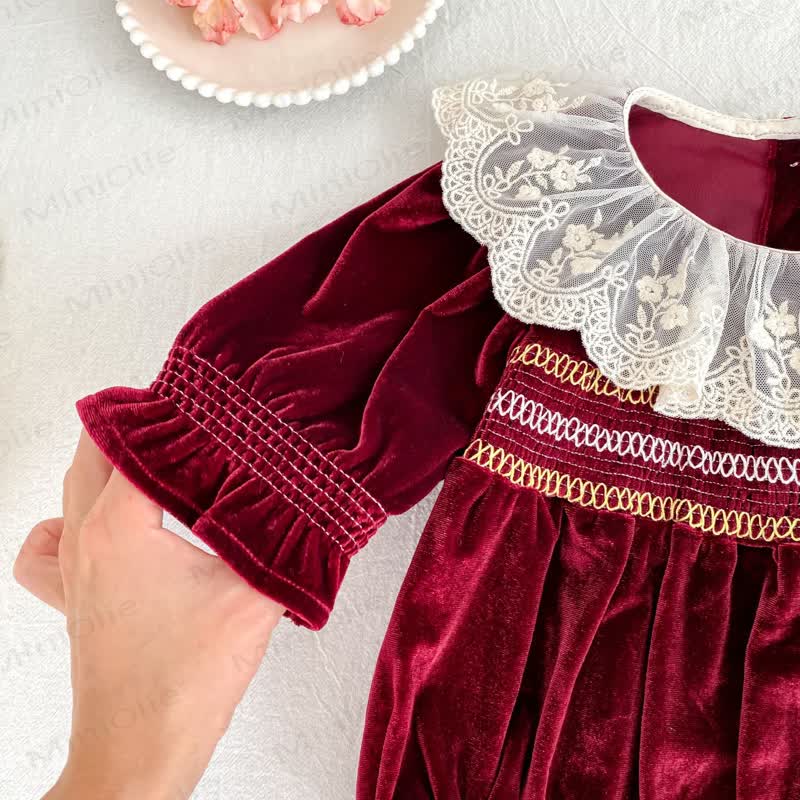 Baby und Bodysuit aus burgunderfarbenem Lace mit Kleid - image 11