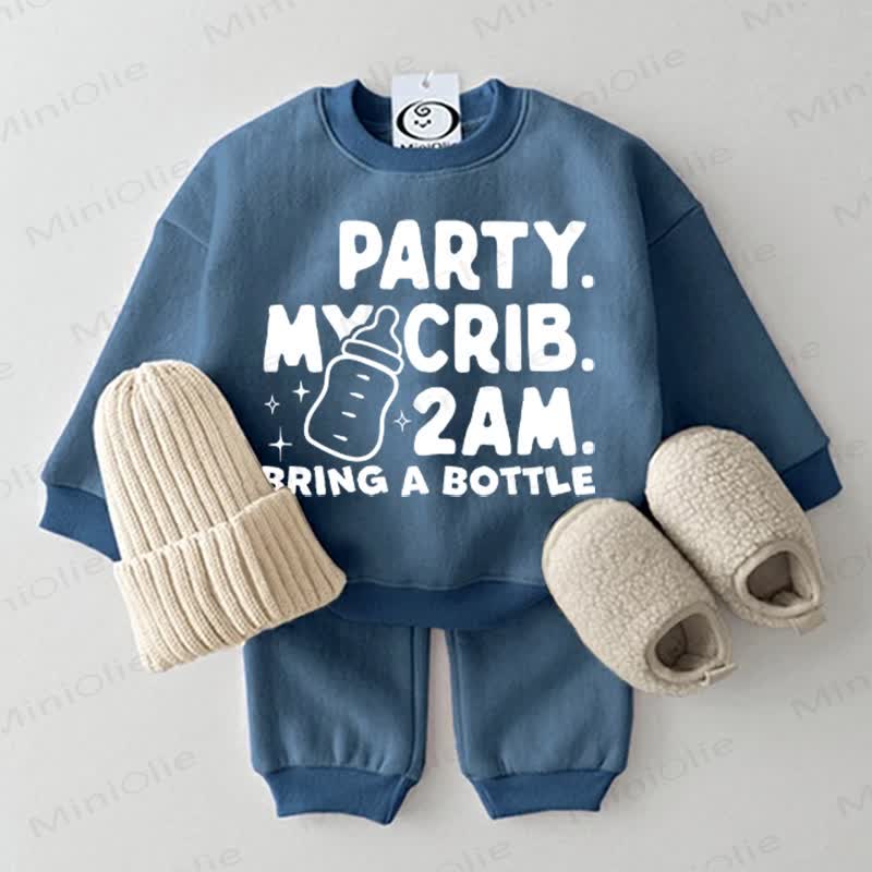 PARTY. MY CRIB. 2AM. BRING A BOTTLE MIT. Baby Sweatshirt, 2-teiliges Blau Set - Blau - 2-3J - image 1