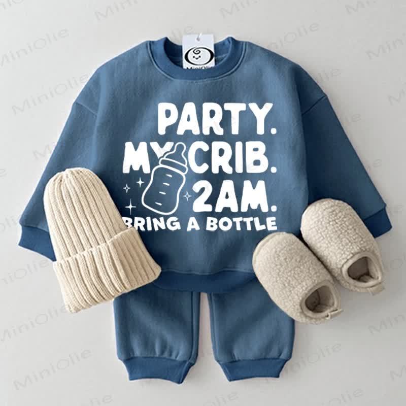 PARTY. MY CRIB. 2AM. BRING A BOTTLE MIT. Baby Sweatshirt, 2-teiliges Blau Set - Blau - 2-3J - image 1