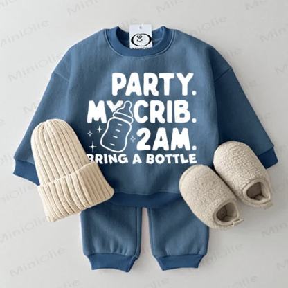 PARTY. MY CRIB. 2AM. BRING A BOTTLE MIT. Baby Sweatshirt, 2-teiliges Blau Set - Blau - 2-3J - image 1