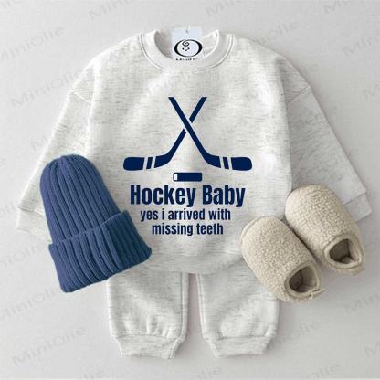 HOCKEY BABY YES I ARRIVED WITH MISSING TEETH Baby Hellgrau Sweatshirt 2-teiliges Set - Hellgrau - 2-3J - image 1