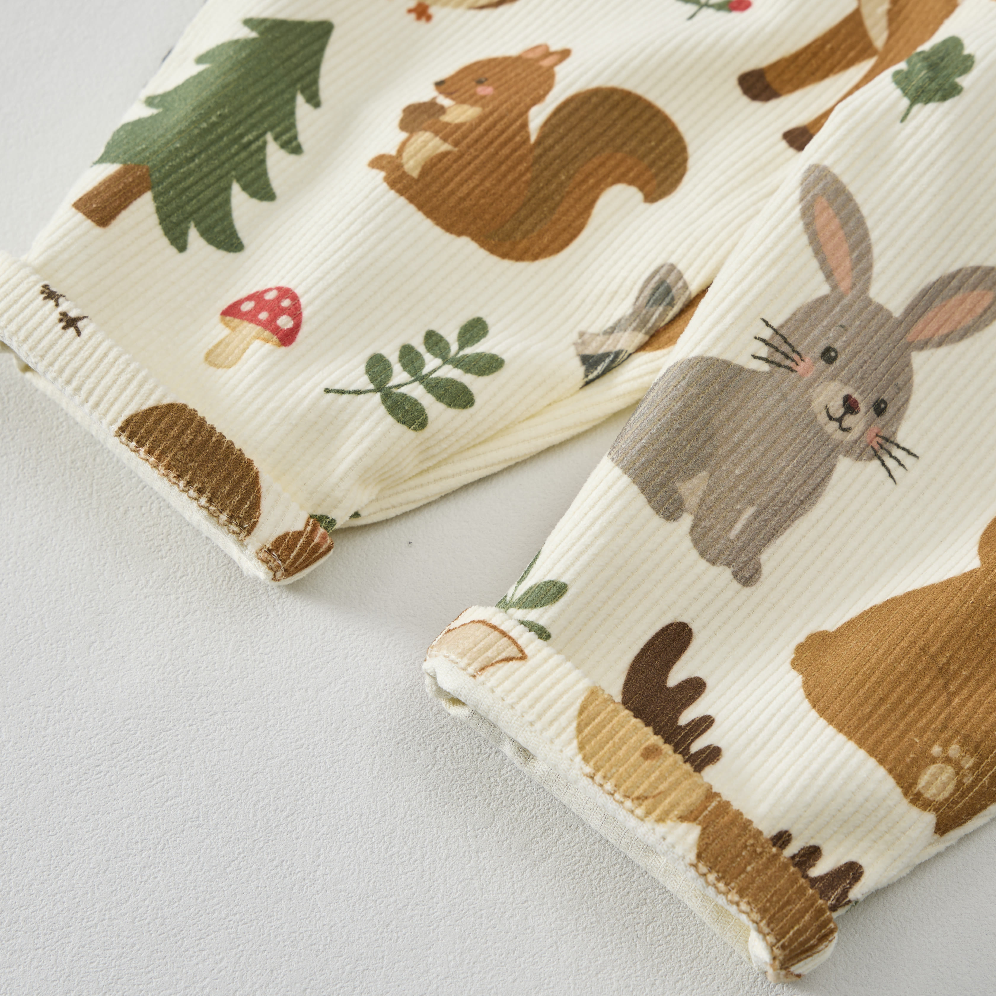 Baby und Kleinkind Overalls aus Cord mit Beige Tier und Taschen - image 3