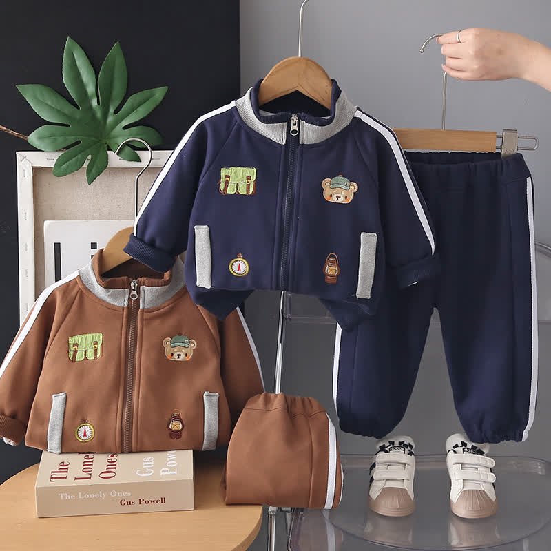 2-teiliges Set aus Baby Bär Jacke mit Bärenaufnäher und Jogginghose - image 1
