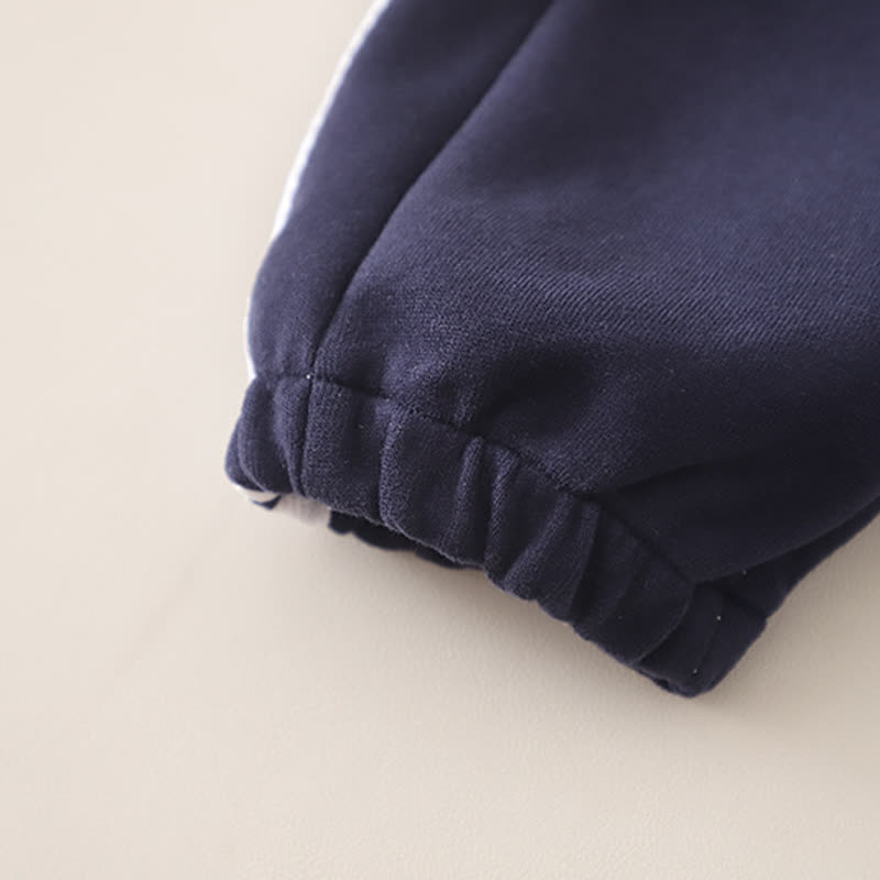2-teiliges Set aus Baby Bär Jacke mit Bärenaufnäher und Jogginghose - image 12