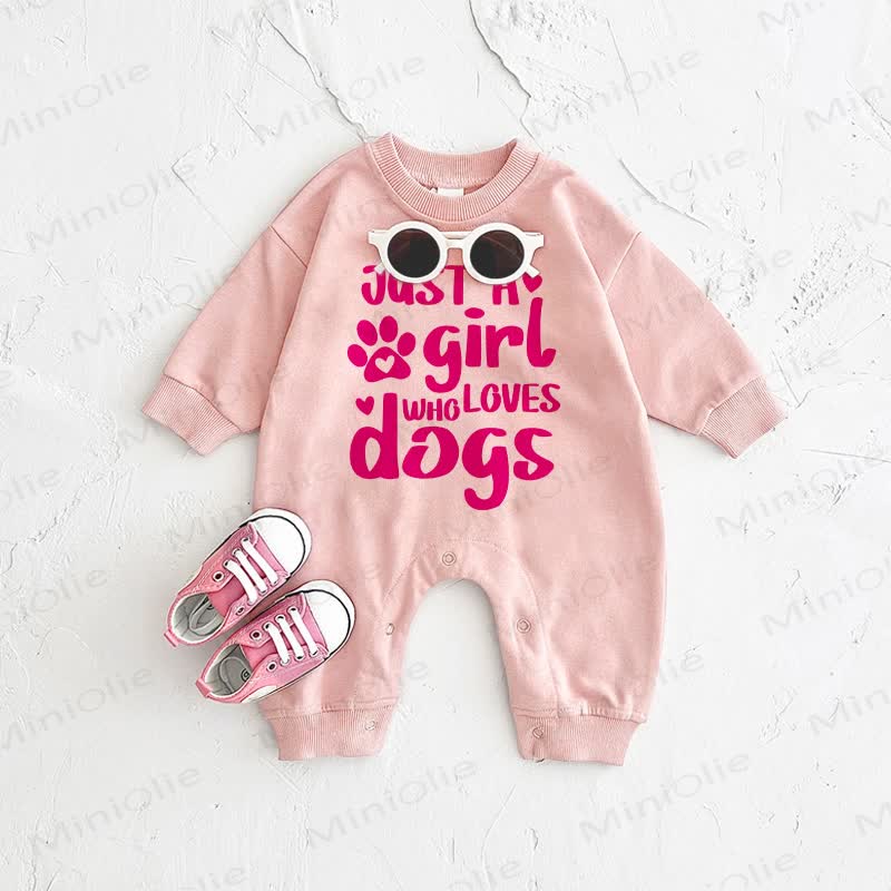 JUST A GIRL WHO LOVES DOGS Baby Strampler mit Herz und Krallenmuster , Rosa - Rosa - 2-3J - image 1