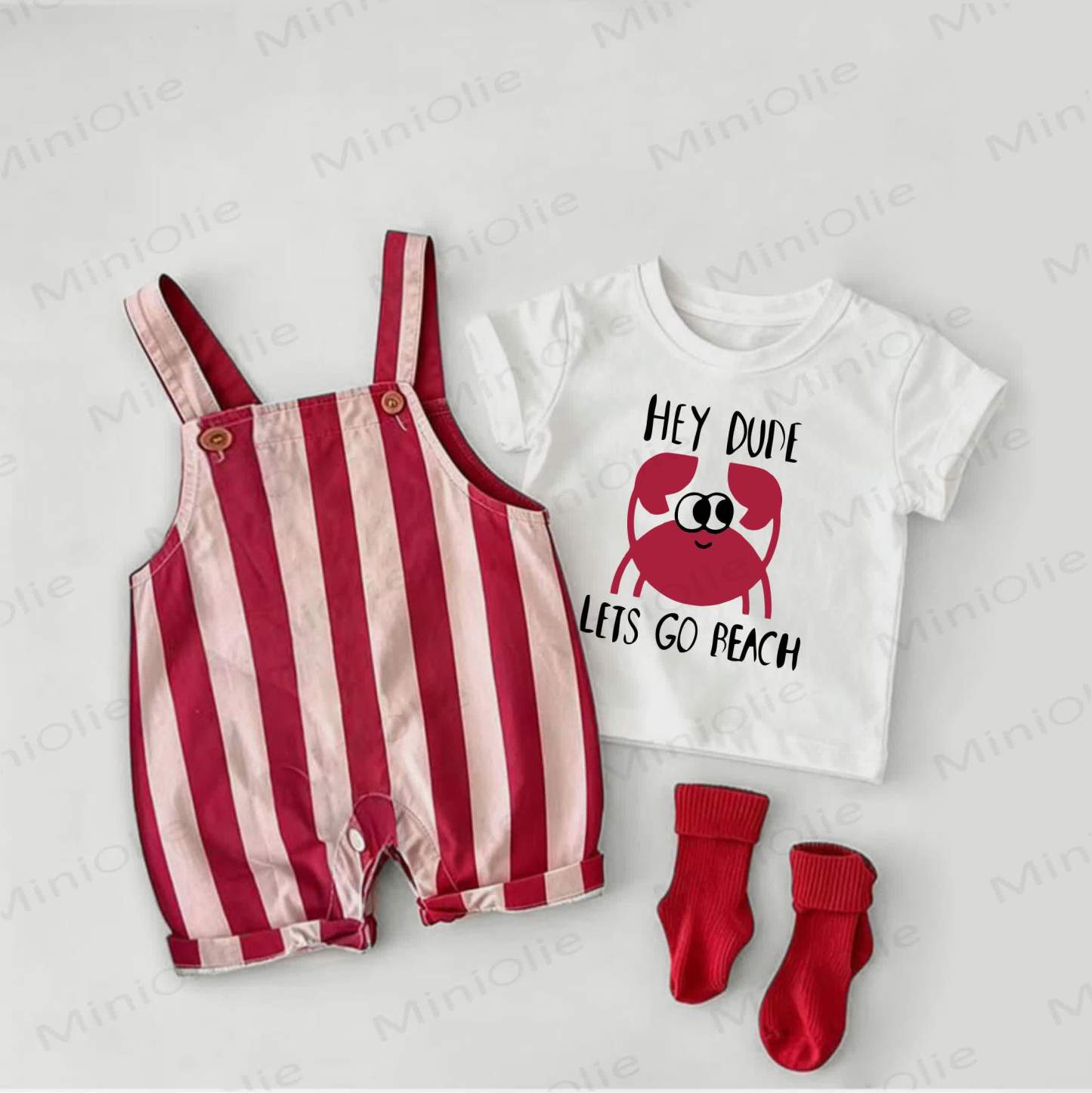 HEY DUDE LETS GO BEACH! Overalls mit rotem Streifenmuster und weißem T-Stück im Baby Krabbenmuster, 2-teiliges Set - Weiß & Rot - 2-3J - image 1