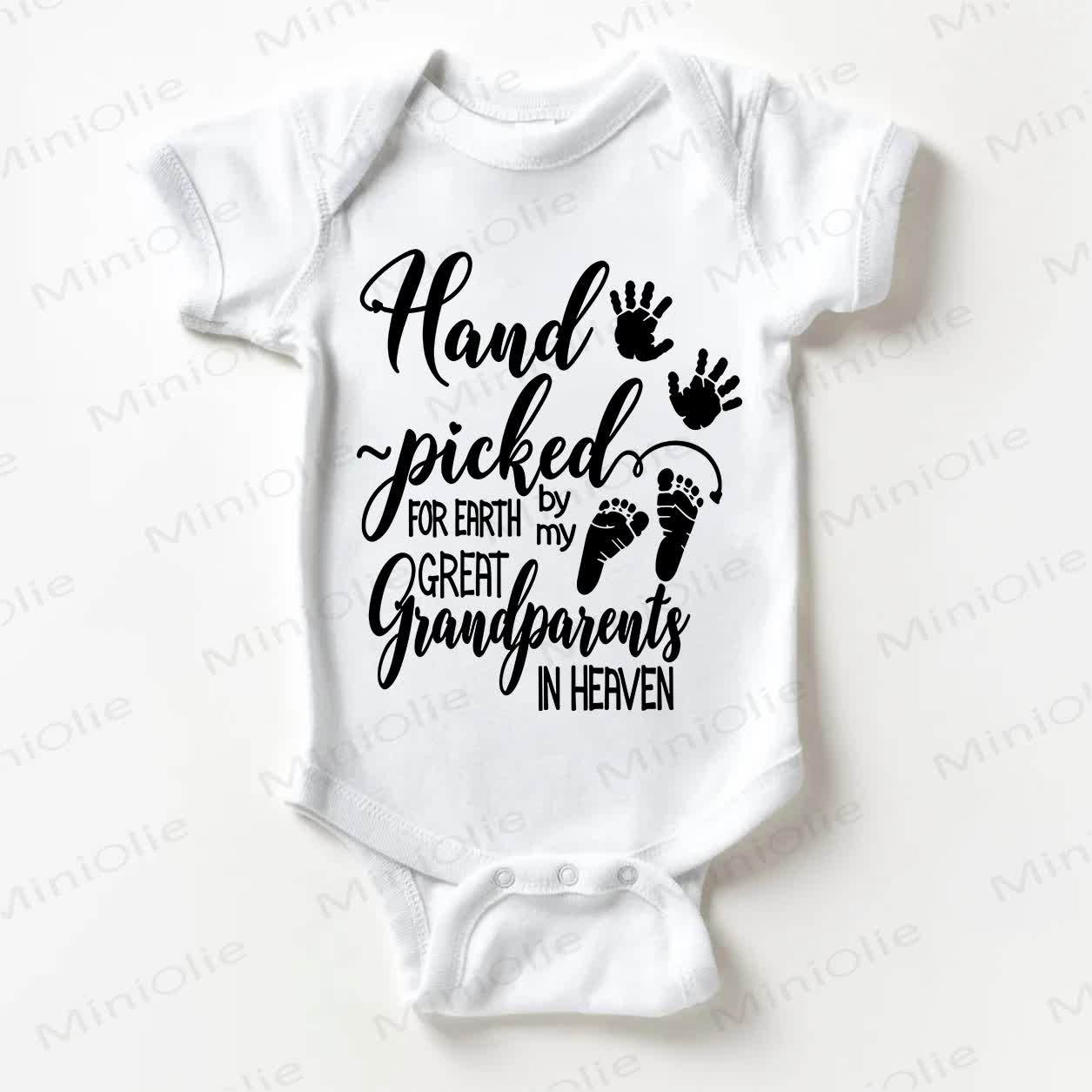 Von HAND PICKED FOR EARTH BY MY GREAT GRANDPARENTS IN HEAVEN – Baby Bodysuit mit Slogan, weiß - Weiß - 18-24M - image 1