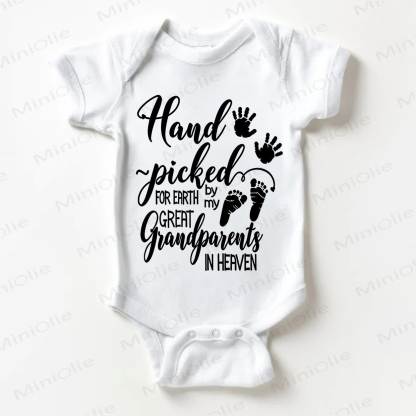 Von HAND PICKED FOR EARTH BY MY GREAT GRANDPARENTS IN HEAVEN – Baby Bodysuit mit Slogan, weiß - Weiß - 18-24M - image 1