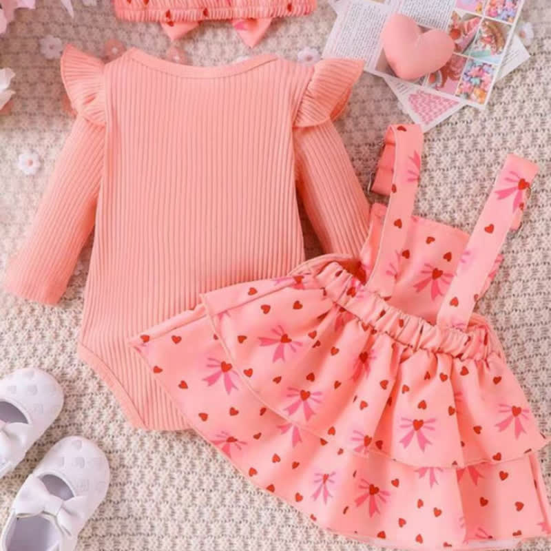 Baby mit Schleife, Kleid und fliegenden Ärmeln - image 3