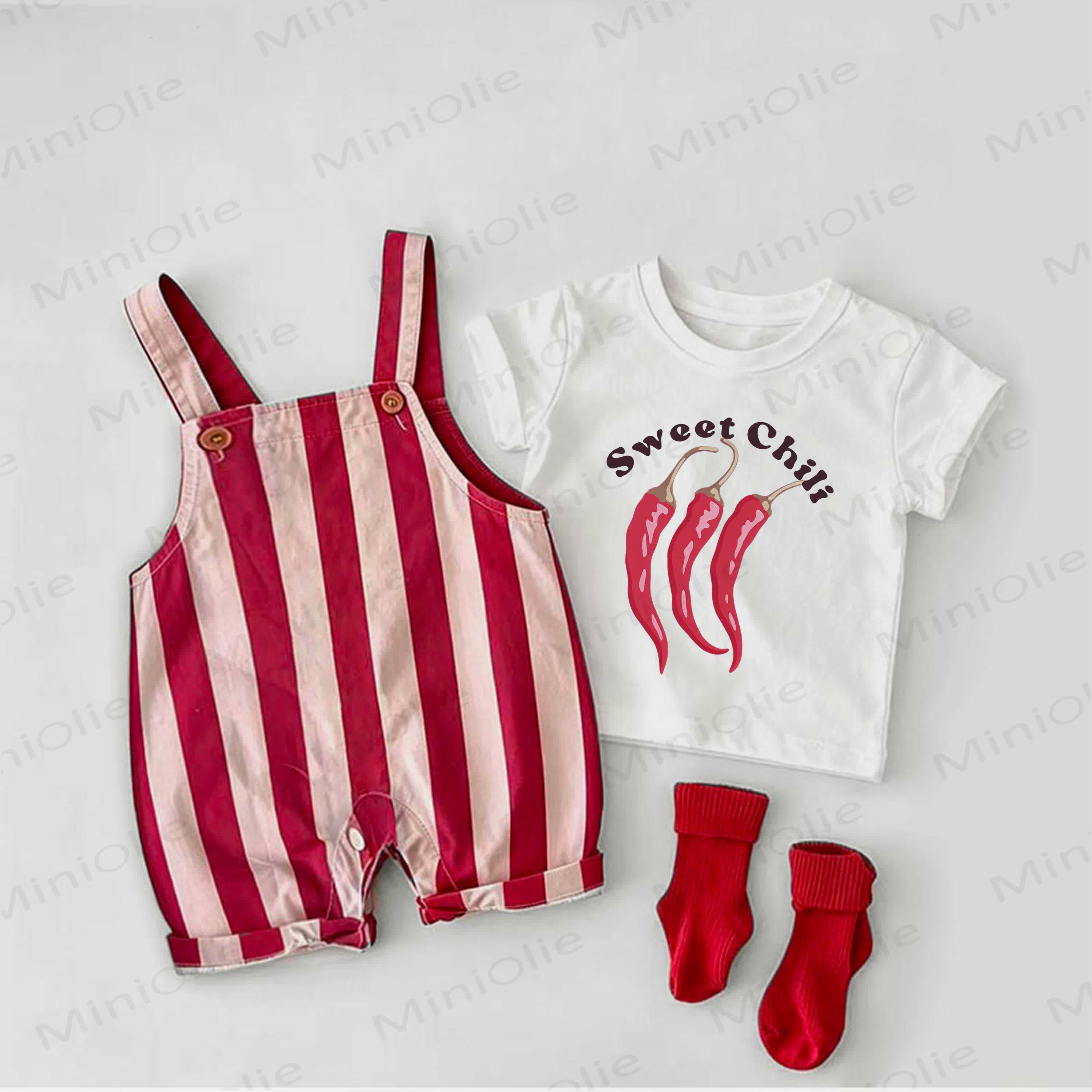 SWEET CHILI Baby Chili Print Overalls mit roten Streifen und weißes T-Stück , 2-teiliges Set - Weiß & Rot - 2-3J - image 1