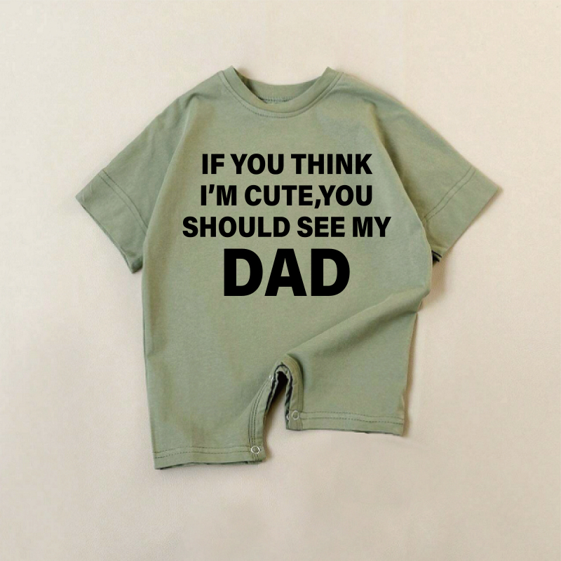 IF YOU THINK I'M CUTE, YOU SHOULD SEE MY DAD den grünen Baby Jungen - Strampler mit Muster von meinem Vater sehen! - Grün - 18-24M - image 1