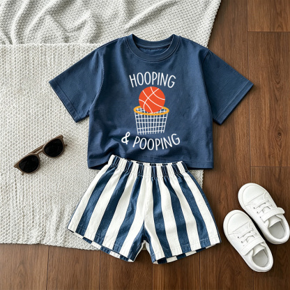 HOOPING&POOPING Baby Basketball - T-Stück und Streifen Shorts 2-teiliges Set - Blau - 3-5J - image 1