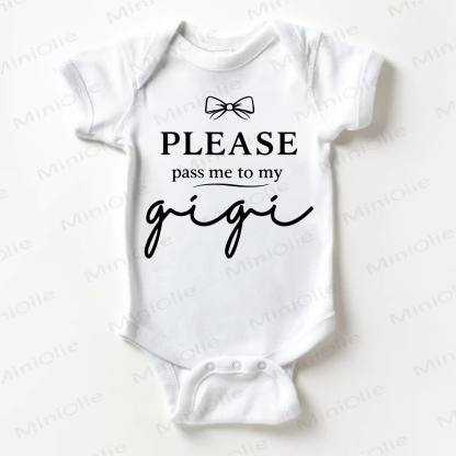 PLEASE PASS ME TO MY GIGI Baby Bodysuit in Weiß - Weiß - 18-24M - image 1