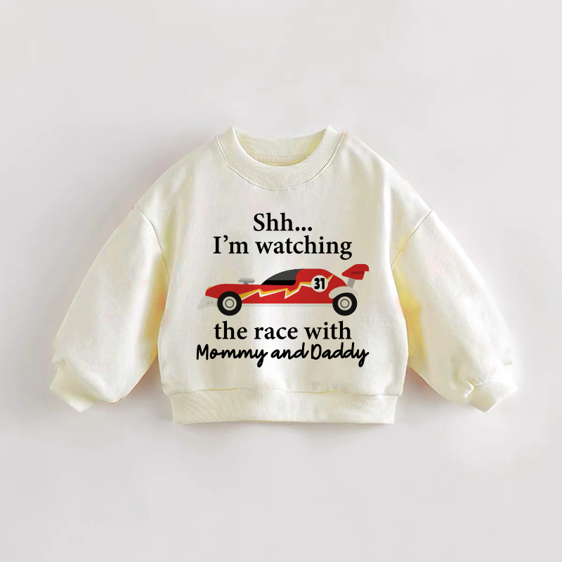 Pst… I'M schaue gerade mit Mama und DADDY das Rennen! Baby Kleinkind Rennwagen - Sweatshirt in Creme - Creme - 3-5J - image 1