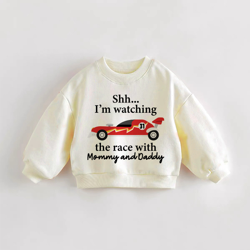 Pst… I'M schaue gerade mit Mama und DADDY das Rennen! Baby Kleinkind Rennwagen - Sweatshirt in Creme - Creme - 3-5J - image 1