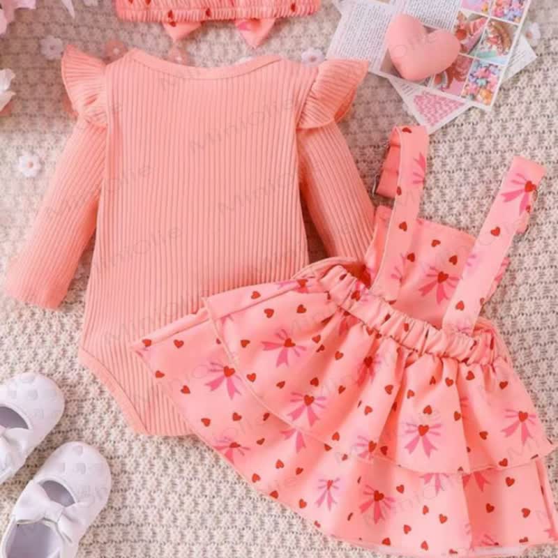 Baby mit Schleife, Kleid und fliegenden Ärmeln - image 3
