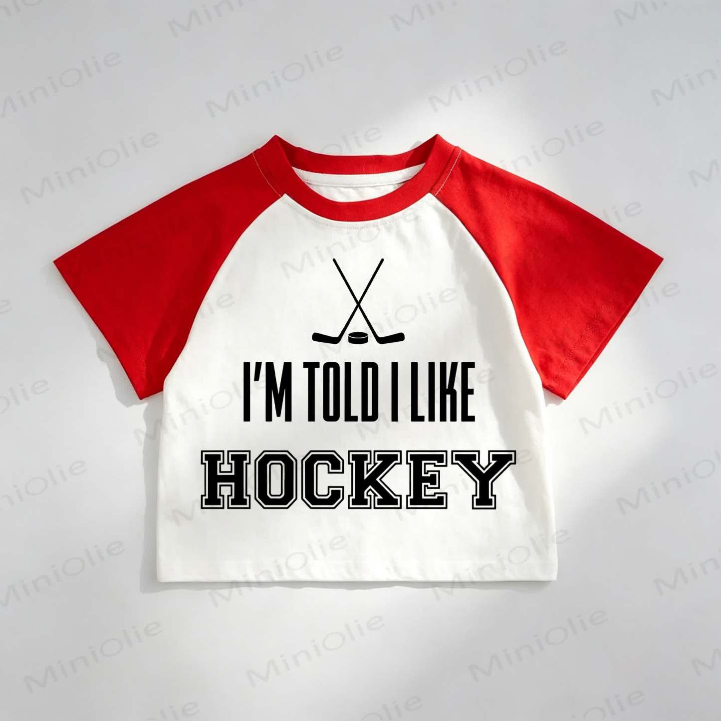 I'M TOLD I LIKE HOCKEY Kleinkind Sport Print Rotes Raglan-T-Shirt - Rot - 8T - image 1