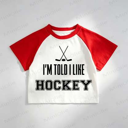 I'M TOLD I LIKE HOCKEY Kleinkind Sport Print Rotes Raglan-T-Shirt - Rot - 8T - image 1