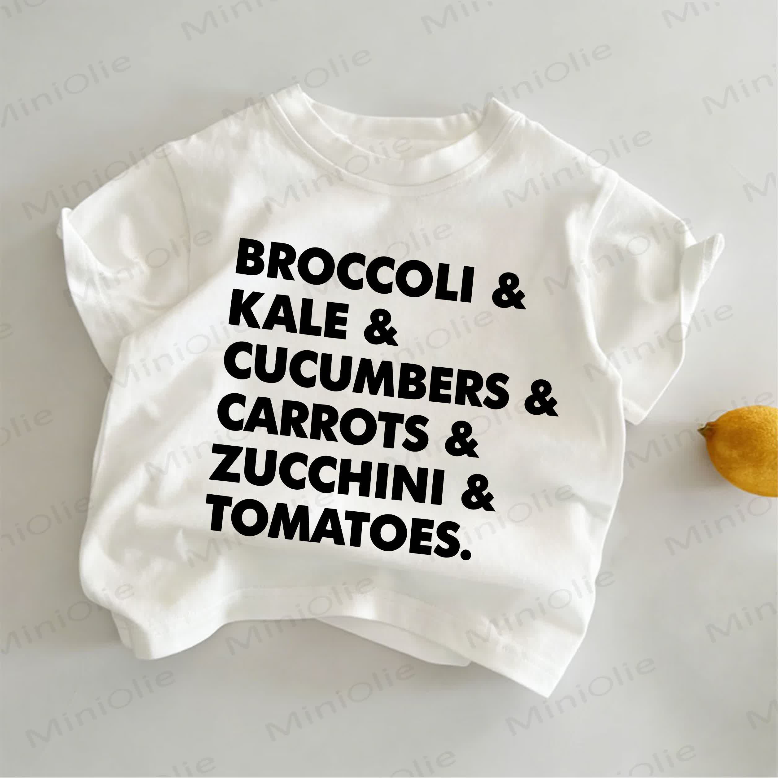 BROCCOLI&KALE&CUCUMBERS&CARROTS&ZUCCHINI&TOMATOES – Slogan für Kleinkind , weißes T-Shirt - Weiß - 6-7J - image 1