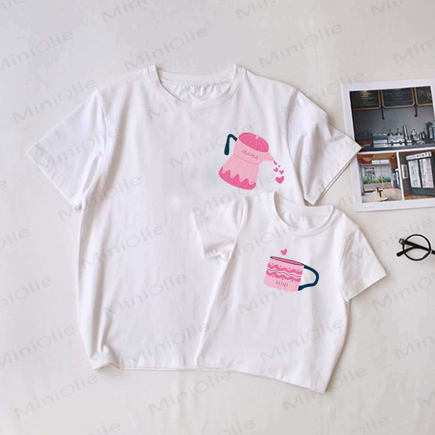 MAMA/MINI Weißes Familie -Teekannen- und Tassen-Print-Partner-T-Shirt - Weiß - T-Shirt für Erwachsene: XL - image 1