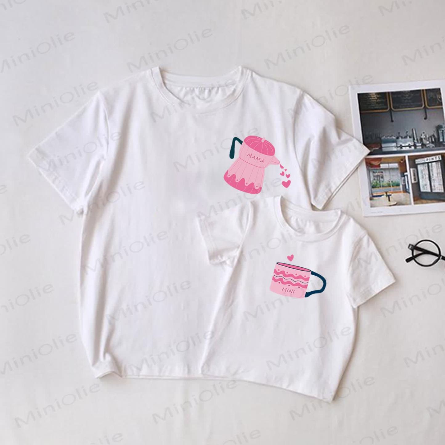 MAMA/MINI Weißes Familie -Teekannen- und Tassen-Print-Partner-T-Shirt - Weiß - T-Shirt für Erwachsene: XL - image 1