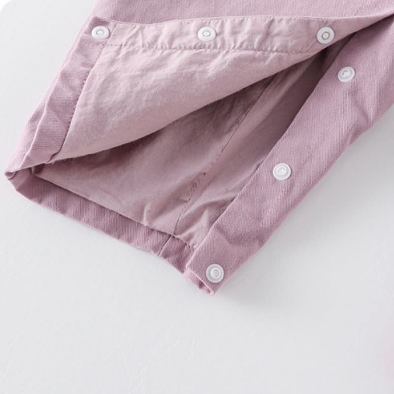 2-teiliges Set aus weißem Baby Spitze mit Rüschenkragen und lila Hase Overalls - image 6
