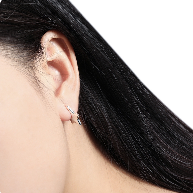 Dara N°5 minimalist sterling silver stud earring close-up