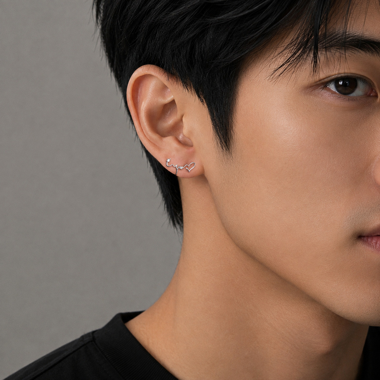 Man wearing Heartbeat N°1 ear studs