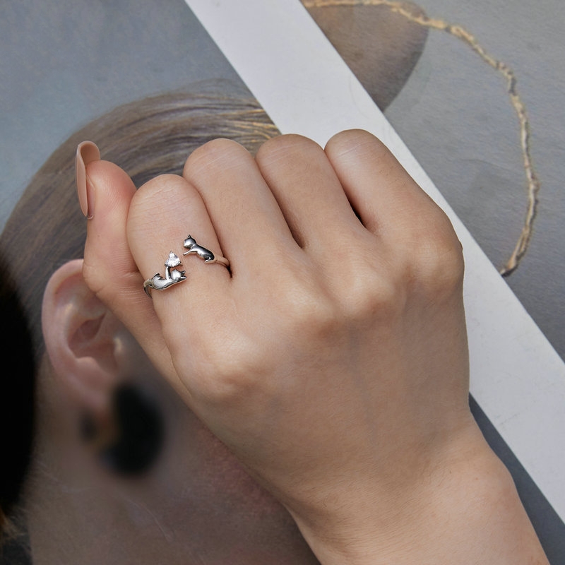 Woman wearing Kitty N°2 Ring, sterling silver cat