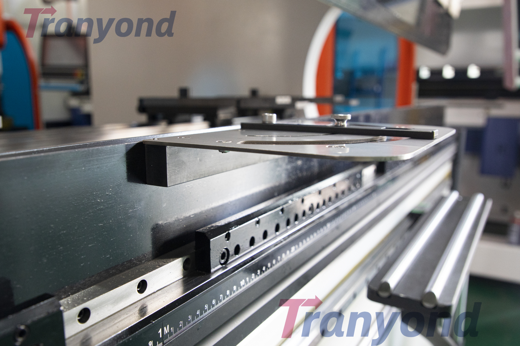 Magnetic squaring arm for press brake