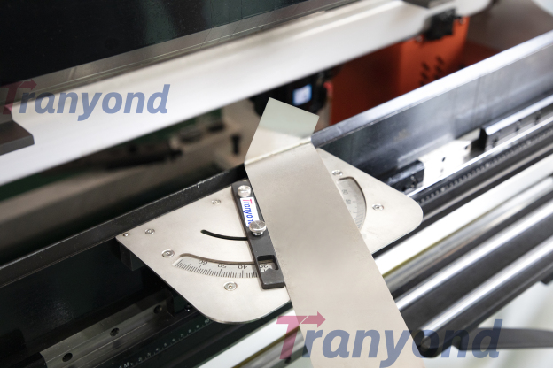 Magnetic squaring arm for press brake