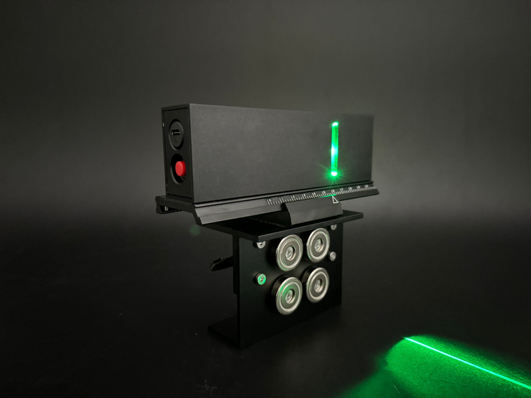 Magnetic laser alignment device for sheet metal bending machine press brake