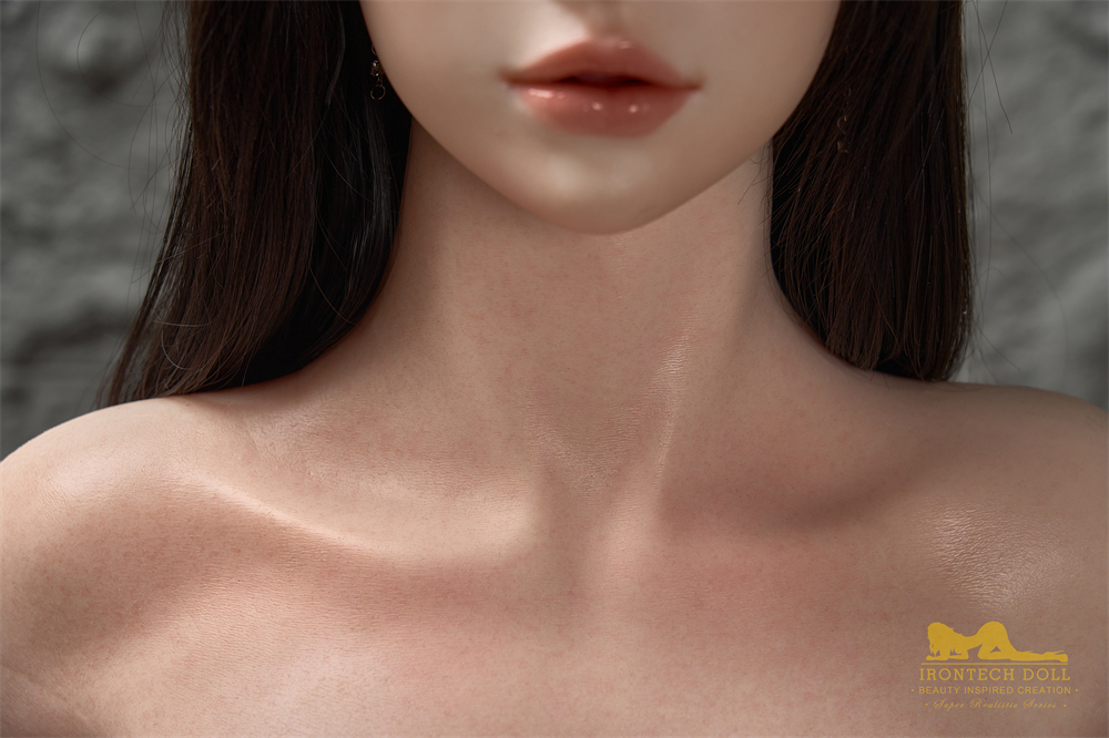Evie sex doll close-up of face, neck, and shoulders, Irontech Doll
