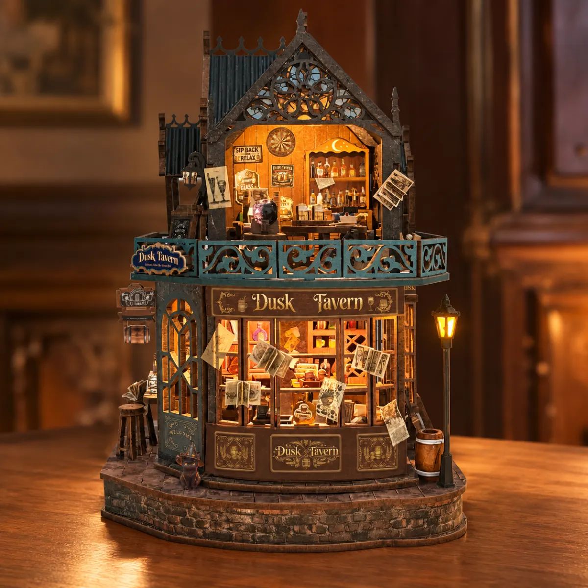 Miniatuurbouwpakket van Twilight Tavern met het licht aan