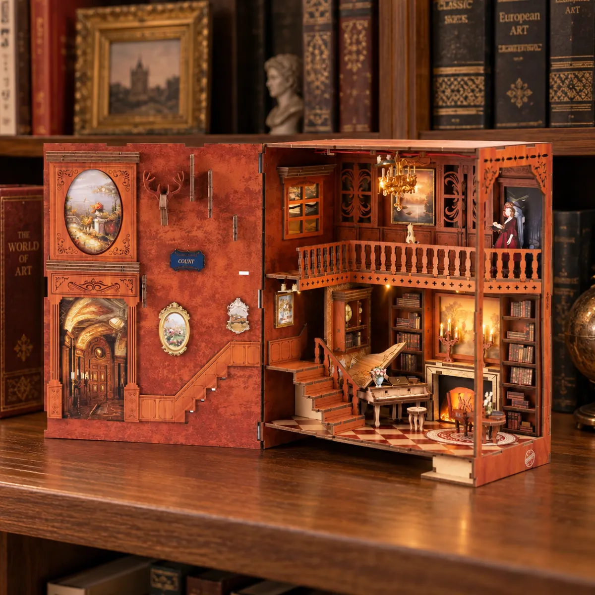 Zweistöckiger Bibliotheksinnenraum
