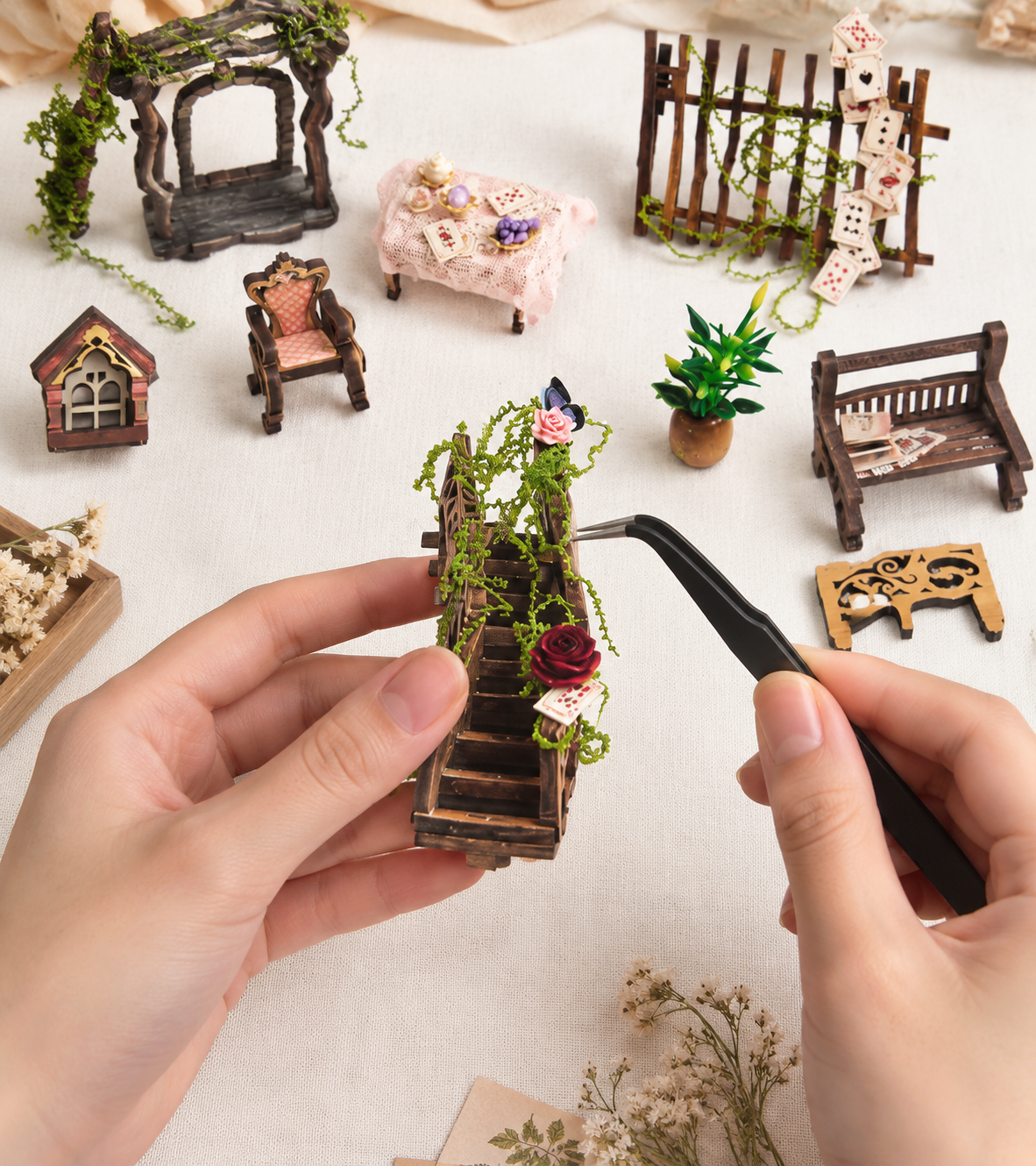 Bouwdetail van Dromerig huisje in wonderlandstijl - doe-het-zelf miniatuurhuis bouwpakket