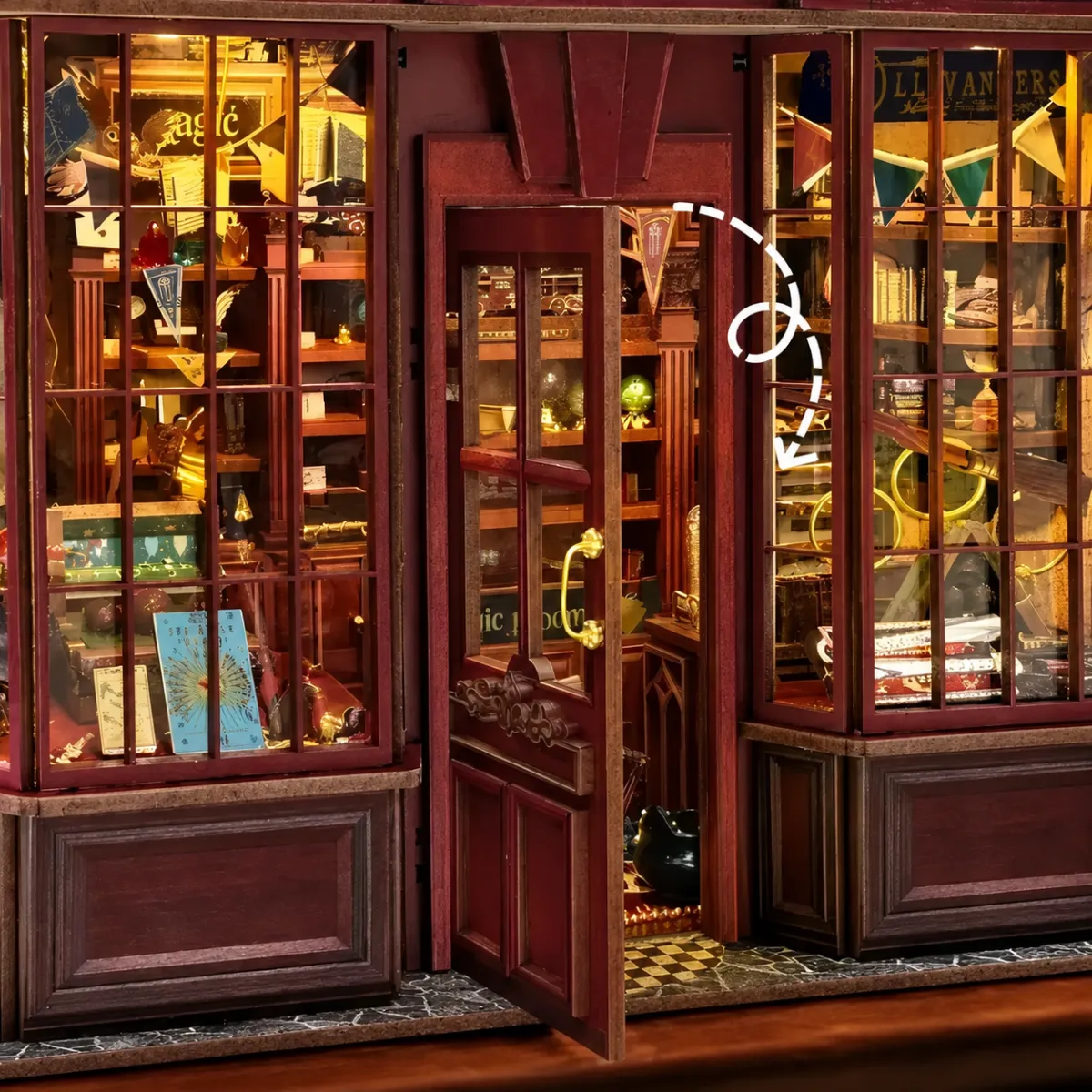 Display mit zu öffnender Tür