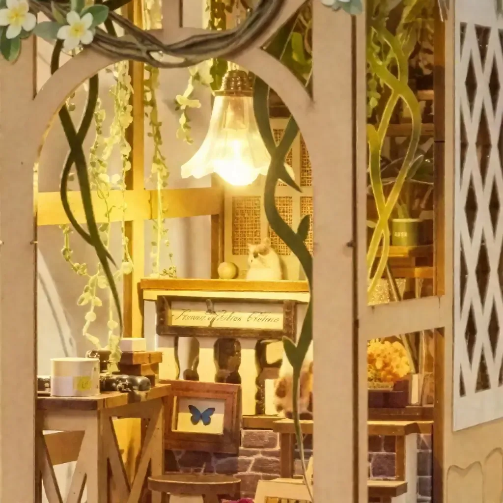 Lily shaped Warm LED Pendant Light Vine Hollow Arch Frame