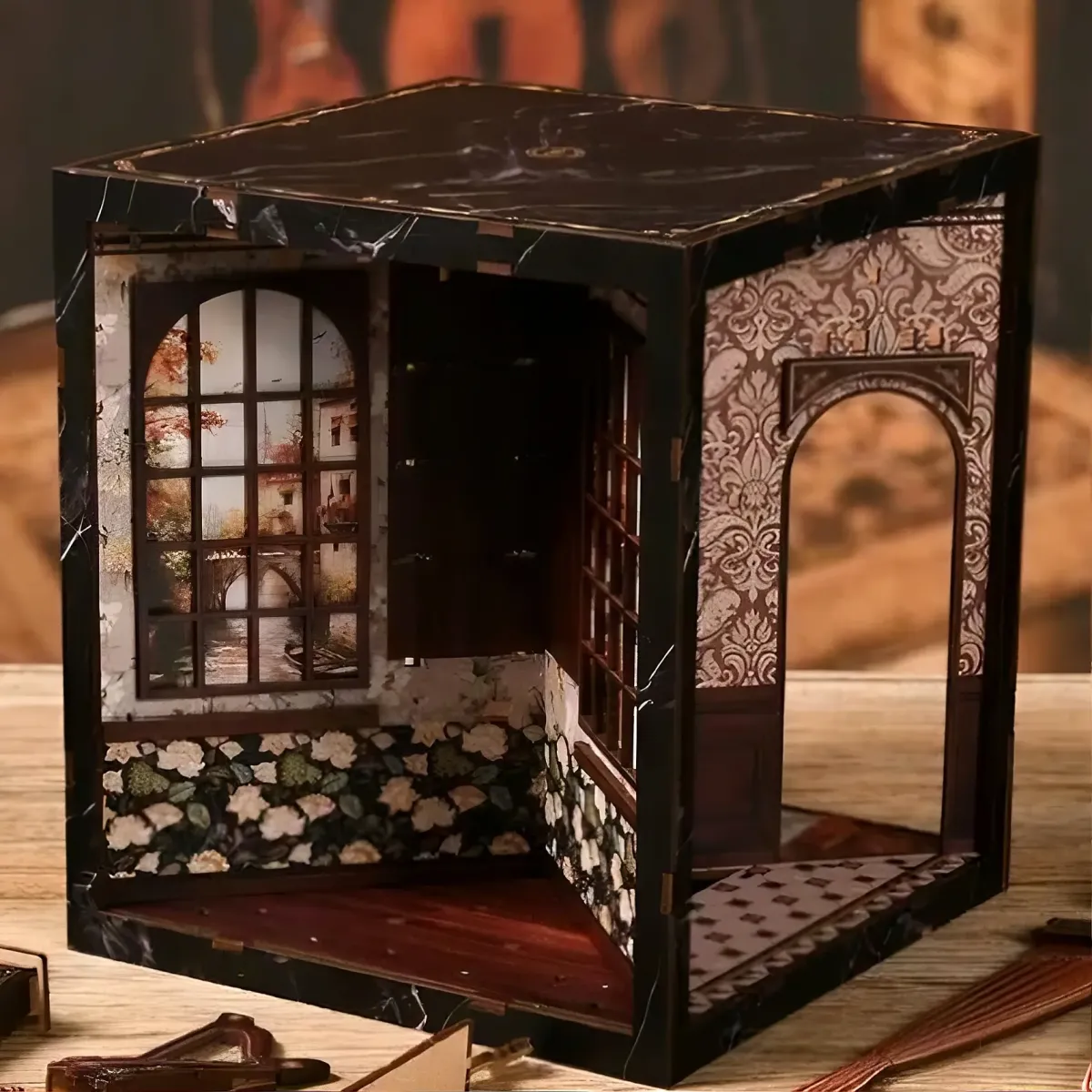 Four-Sided Enclosed Cube Multi-View Box Structure 