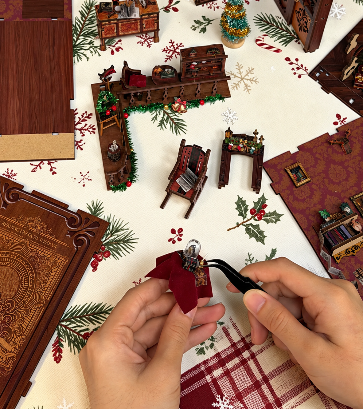 Bouwdetail van Kerstboekenhuisje DIY Boekenhoekje Kit