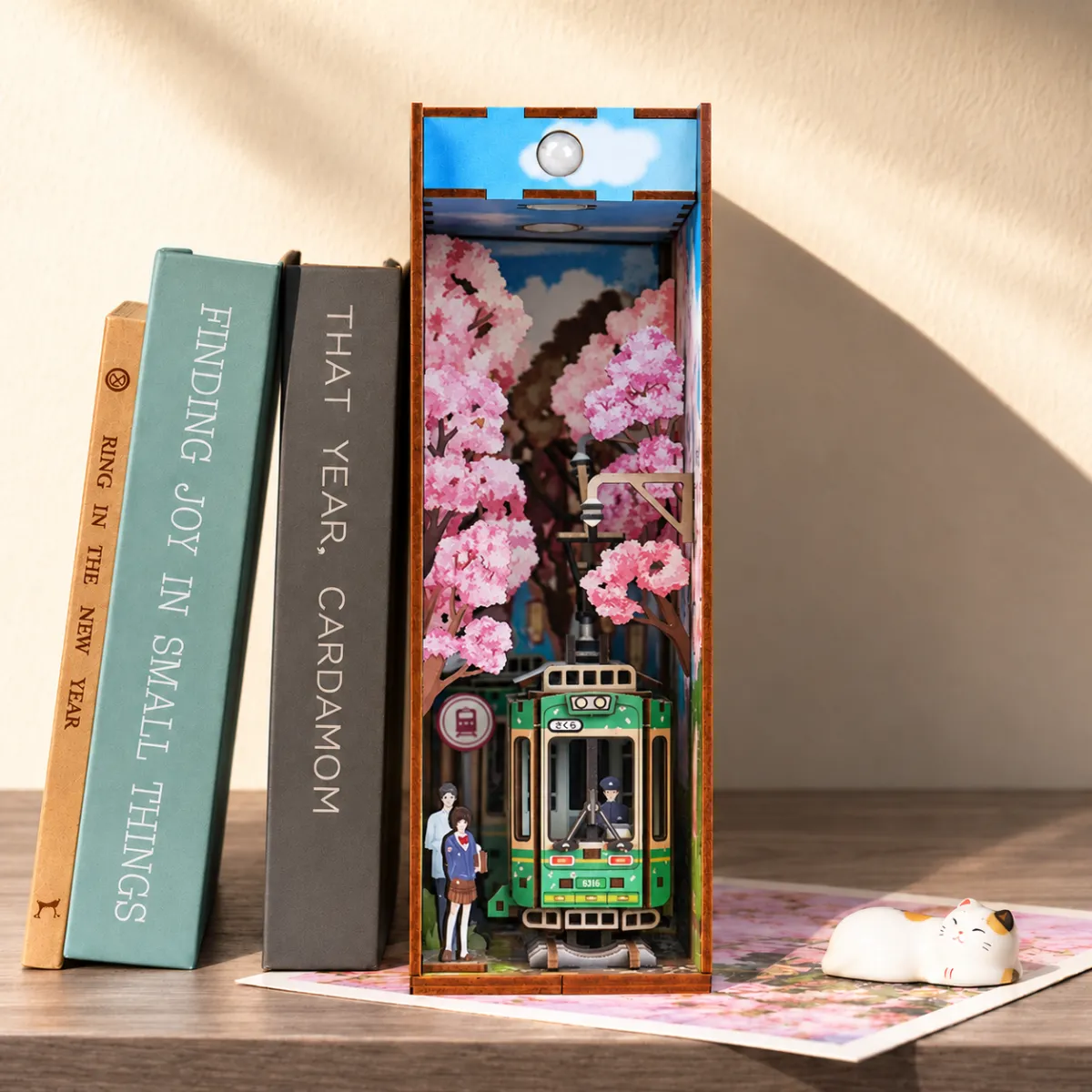 Kit de rincón de lectura de viaje para armar de Sakura con las luces apagadas