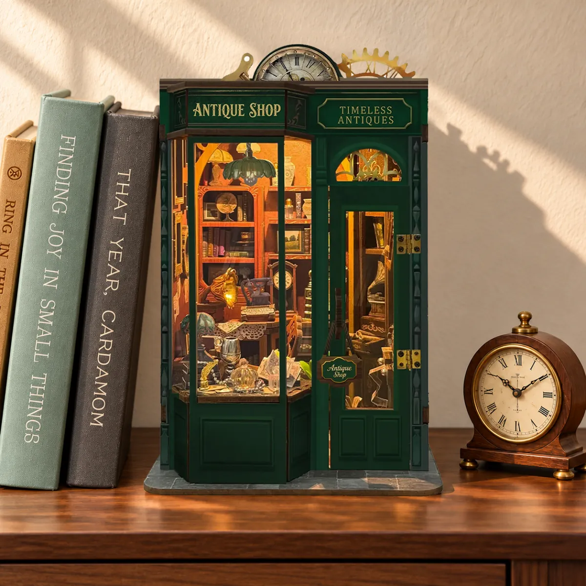 Kit de rincón de lectura DIY con estilo de antigüedades atemporales con las luces encendidas