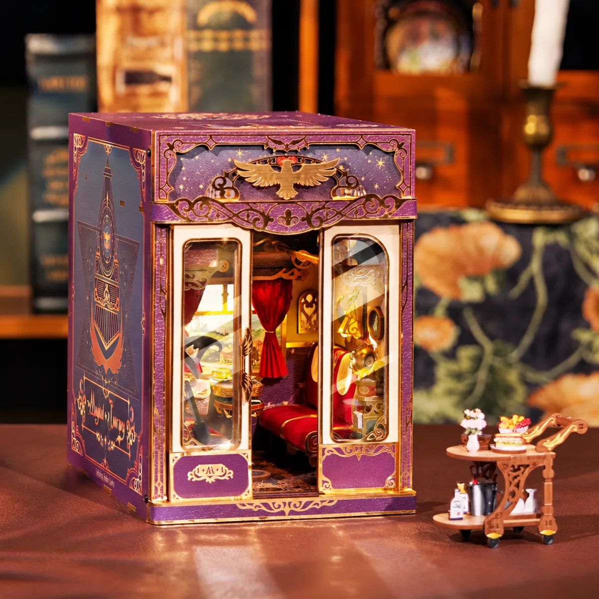 Magische Reise-Bewegungsszene DIY-Buchnischen-Set mit eingeschaltetem Licht