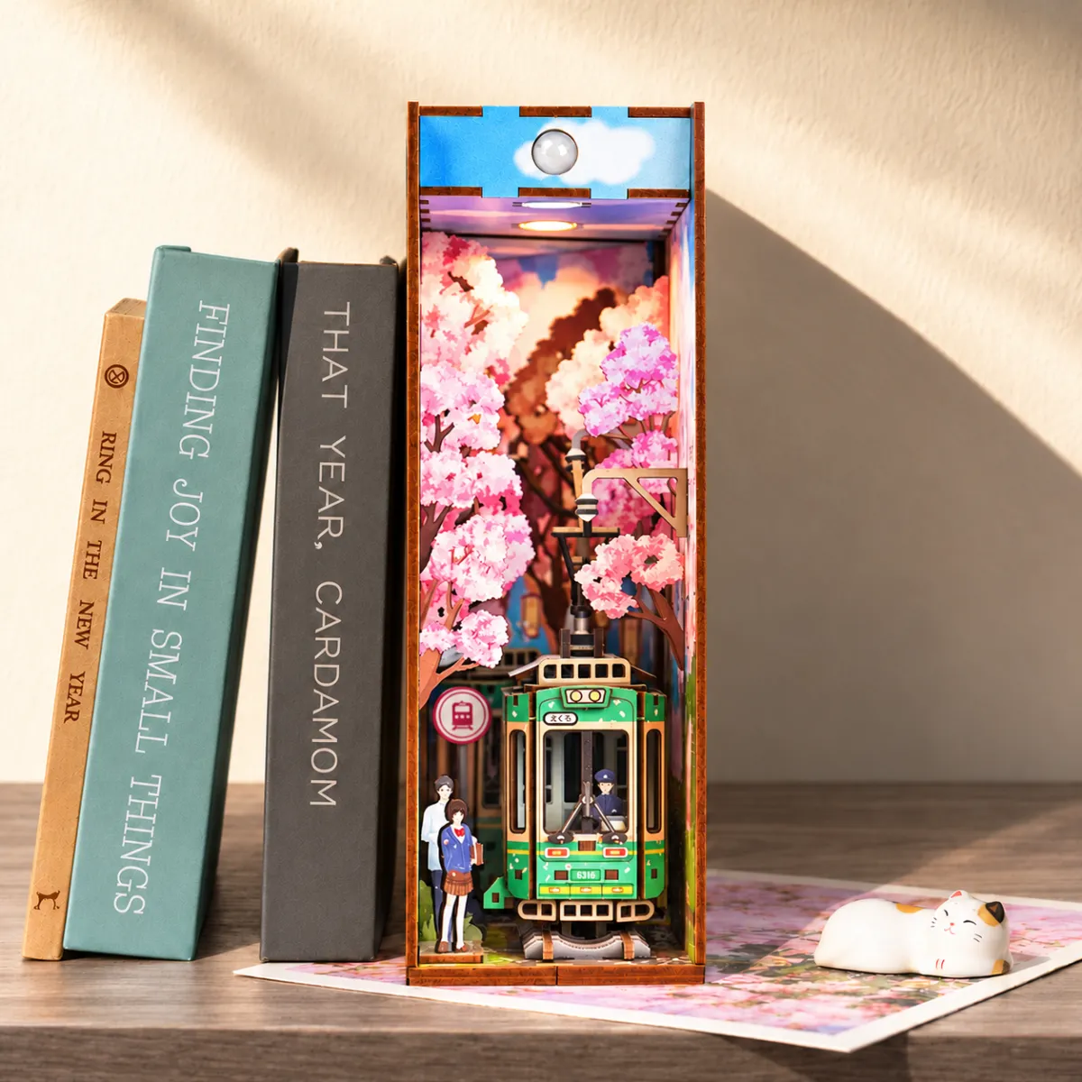 Kit de rincón de lectura de viaje para armar de Sakura con las luces encendidas