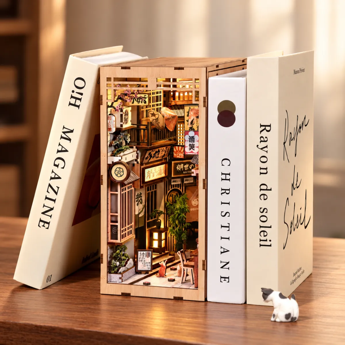 Kit de coin lecture DIY « La ruelle qui attend le chat », lumière allumée
