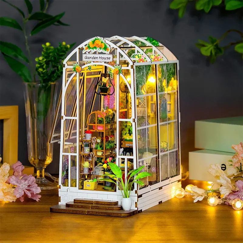 Panoramic Transparent Greenhouse Design
