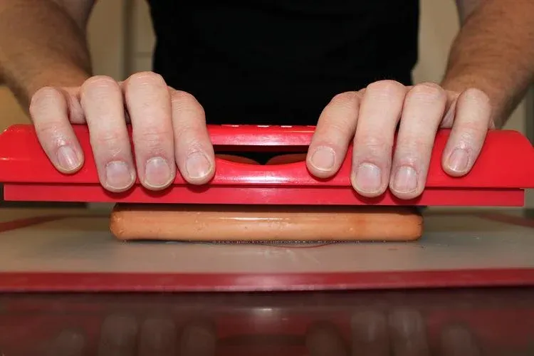 🔥HOT SALE 49% OFF - Hot Dog Criss-Cross Slots Slicer